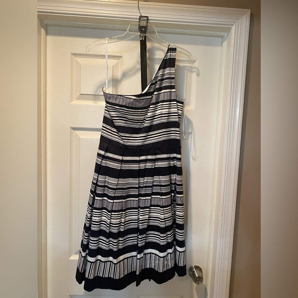 White House black market black and white mini cocktail dress size 10